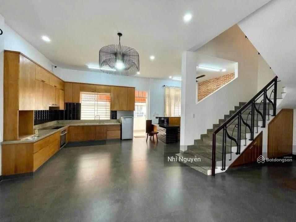 Cho thuê villa quận 2 200m2 4pn nội thất đầy đủ, vị trí thuận tiện,  xem nhà