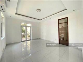 Cho thuê villa quận 2 200m2 4pn nội thất đầy đủ, vị trí thuận tiện,  xem nhà