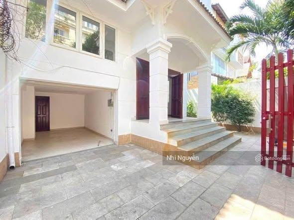 Cho thuê villa quận 2 200m2 4pn nội thất đầy đủ, vị trí thuận tiện,  xem nhà