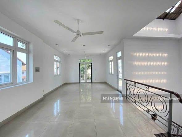 Cho thuê villa quận 2 200m2 4pn nội thất đầy đủ, vị trí thuận tiện,  xem nhà