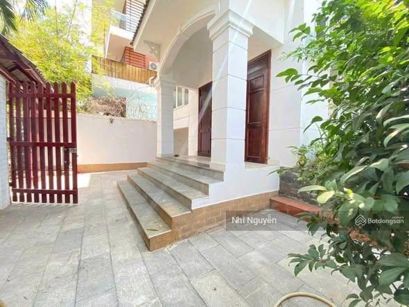 Cho thuê villa quận 2 200m2 4pn nội thất đầy đủ, vị trí thuận tiện,  xem nhà