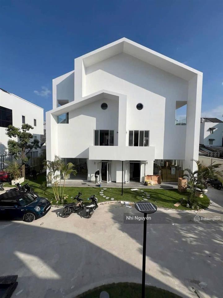 Cho thuê villa quận 2 400m2 5pn nội thất đầy đủ, vị trí thuận tiện,  xem nhà