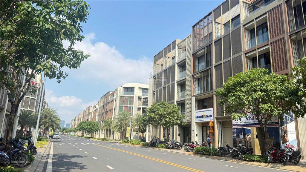 Cần bán một toà nhà văn phòng, vị trí trục đường trung tâm 20m, ngang 10m, dài 19m giá chỉ 85 tỷ