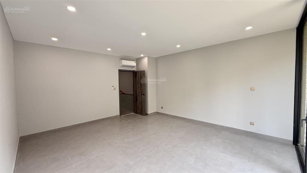 Shophouse nguyên căn, đã ngăn phòng, hoàn thiện mới, đầy đủ thiết bị nội thất, giá tốt 50tr/tháng