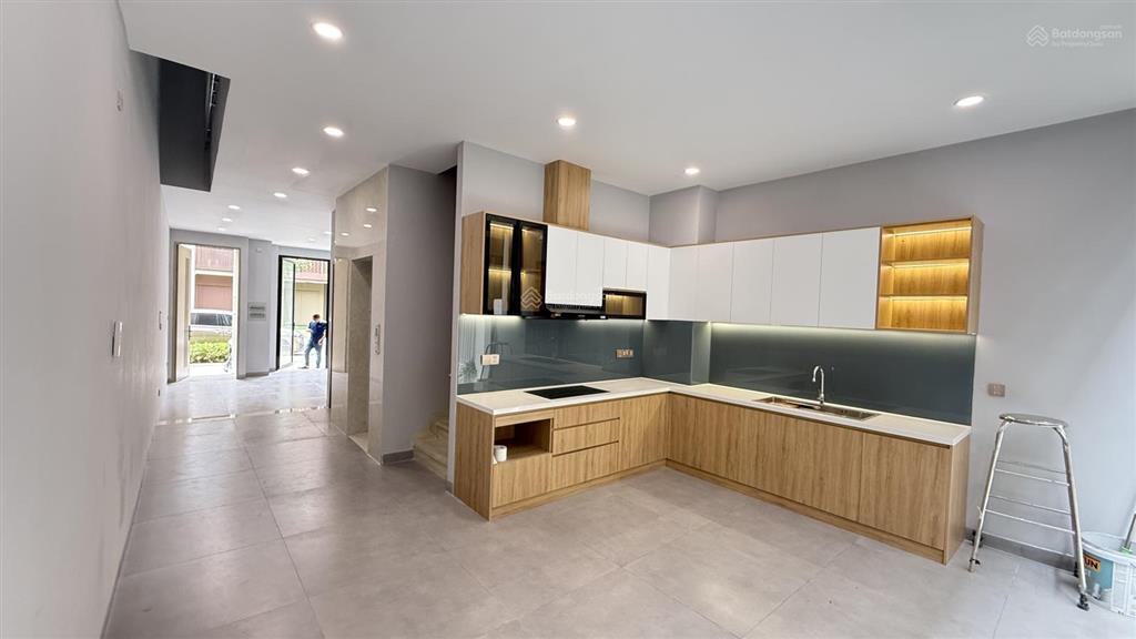 Shophouse nguyên căn, đã ngăn phòng, hoàn thiện mới, đầy đủ thiết bị nội thất, giá tốt 50tr/tháng