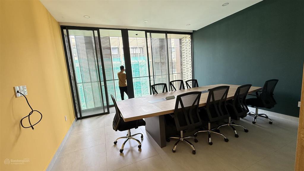 Cho thuê văn phòng đã set up bàn ghế, nhận nhà vào làm việc ngay, giá tốt 6tr/tháng, 0917 810 ***