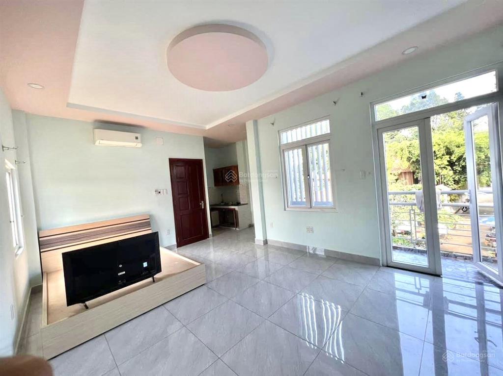 Cho thuê phòng ban công full nội thất 40m2  ngay ngã tư thủ đức