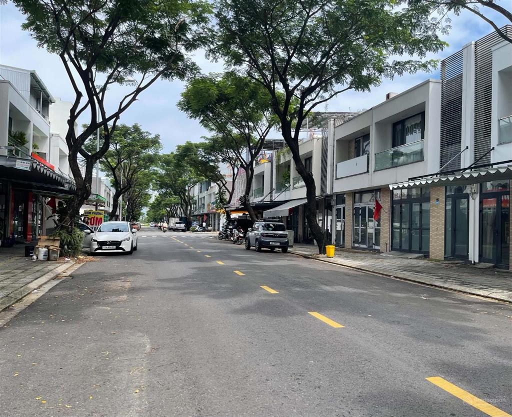Cần bán gấp nhà shophouse khu đô thị fpt