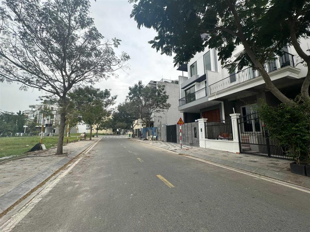 Kẹt tiền chủ cần bán gấp căn nhà phố view công viên khu mystery villa đảo kim cương q2