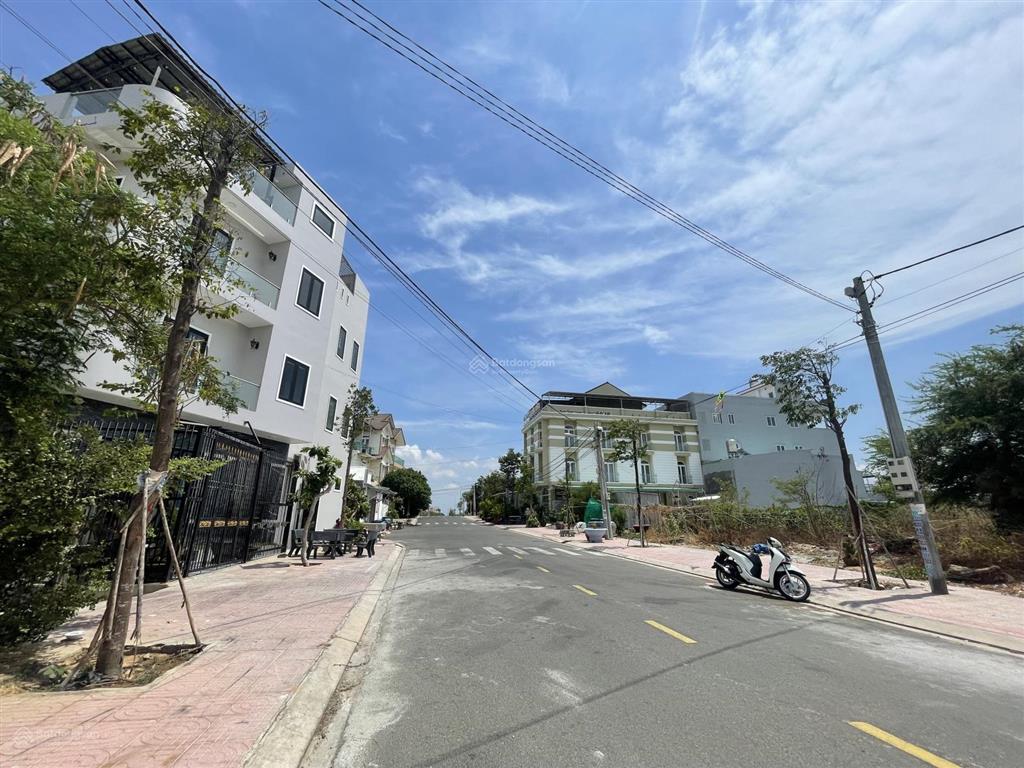 Cần bán nhanh lô đất nguyễn hữu tiến, khu vực thích hợp làm homestay