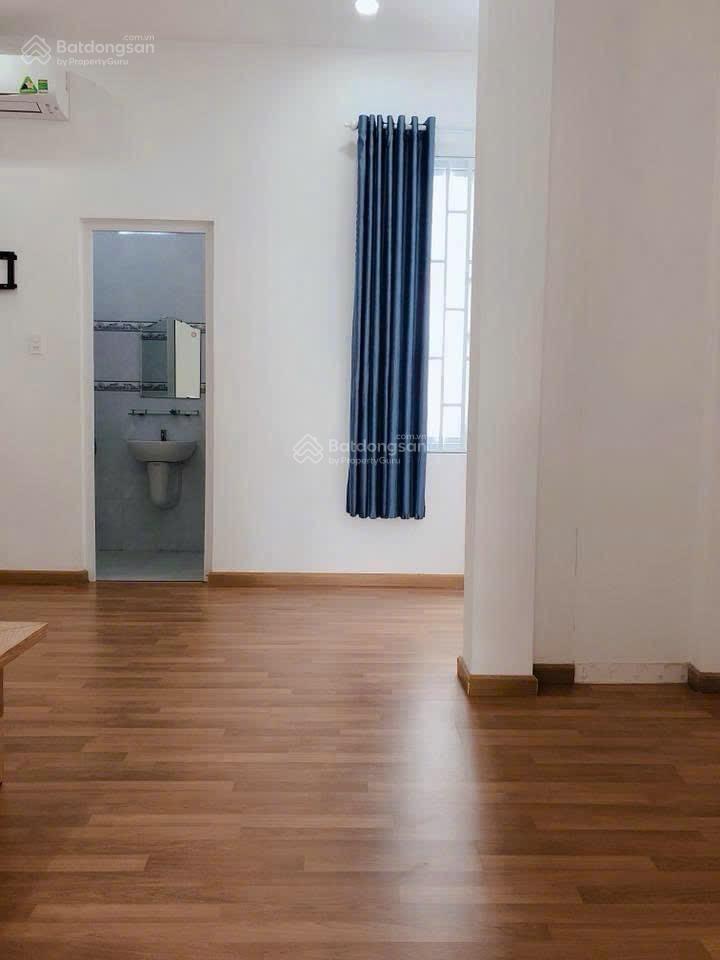 Cần bán căn nhà 3pn, vừa ở vừa có thu nhập từ 3 phòng trọ phía sau