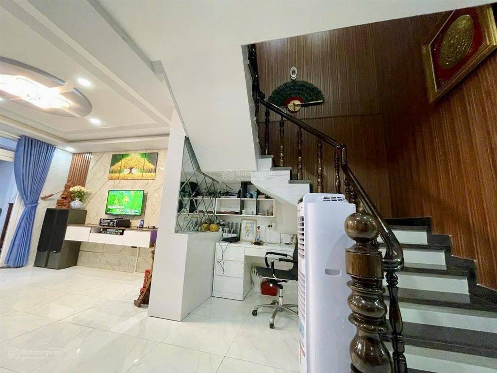 Cần bán căn nhà 3pn, vừa ở vừa có thu nhập từ 3 phòng trọ phía sau