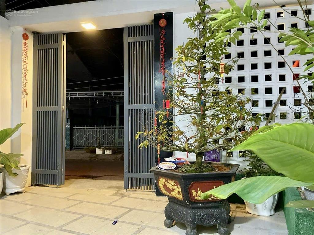 Cần bán căn nhà 3pn, vừa ở vừa có thu nhập từ 3 phòng trọ phía sau