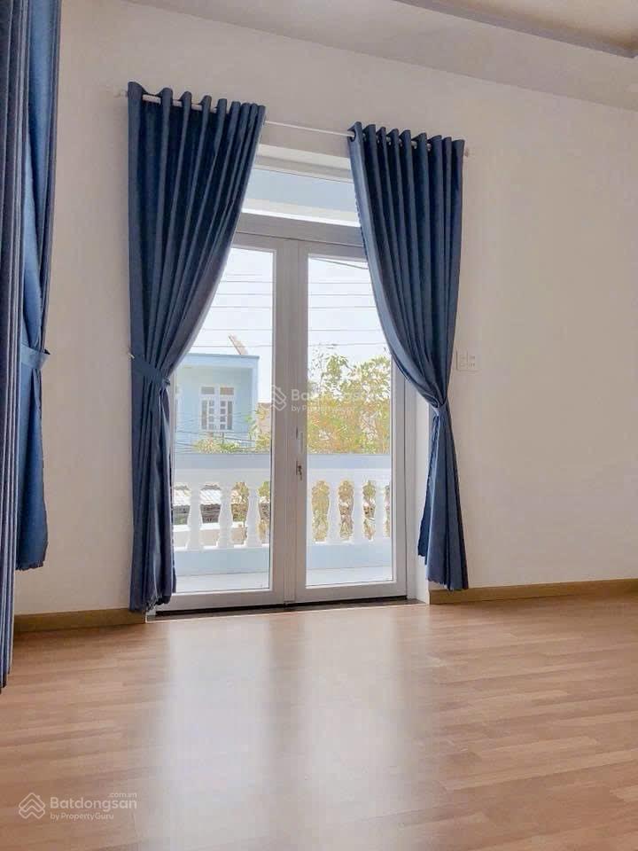 Cần bán căn nhà 3pn, vừa ở vừa có thu nhập từ 3 phòng trọ phía sau