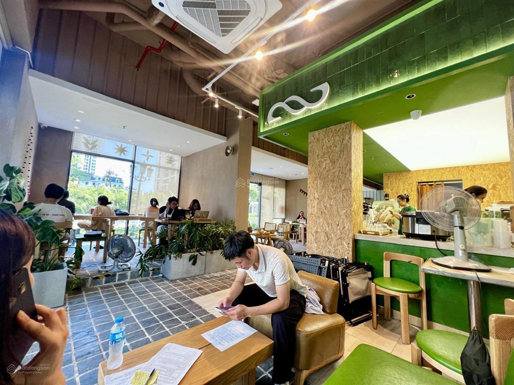 Bán shop chân đế sổ đỏ lâu dài tại sakura(sa1 lõi 12 toà 32 tầng với 8000 hộ )dòng tiền 60tr/tháng