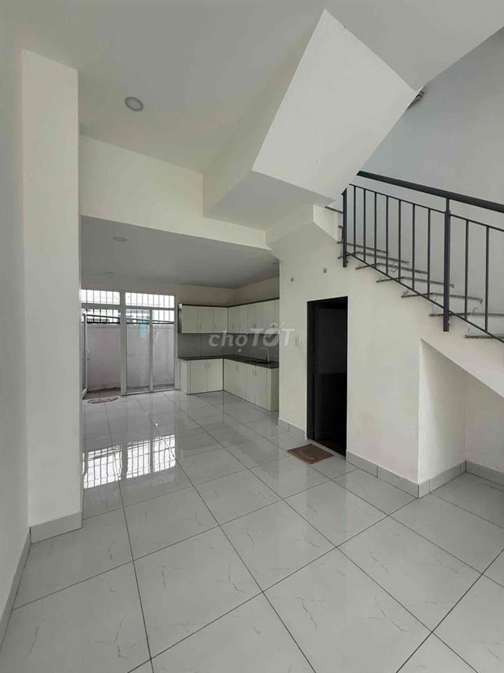 Nhà cho thuê giá rẻ ( 6triệu/ tháng) tại trung tâm Bến Lức