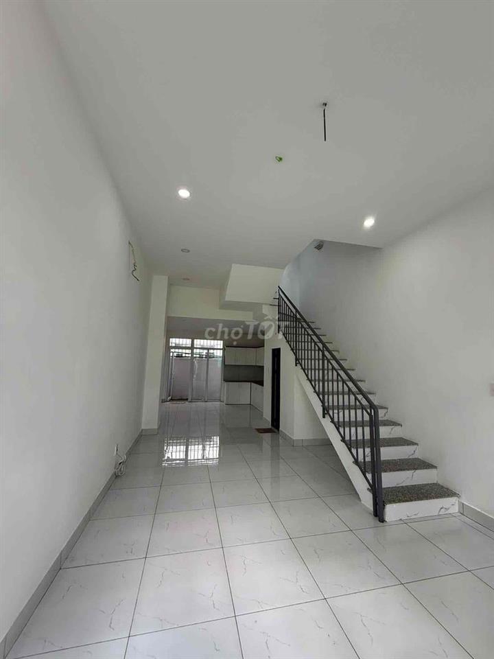 Nhà cho thuê giá rẻ ( 6triệu/ tháng) tại trung tâm Bến Lức