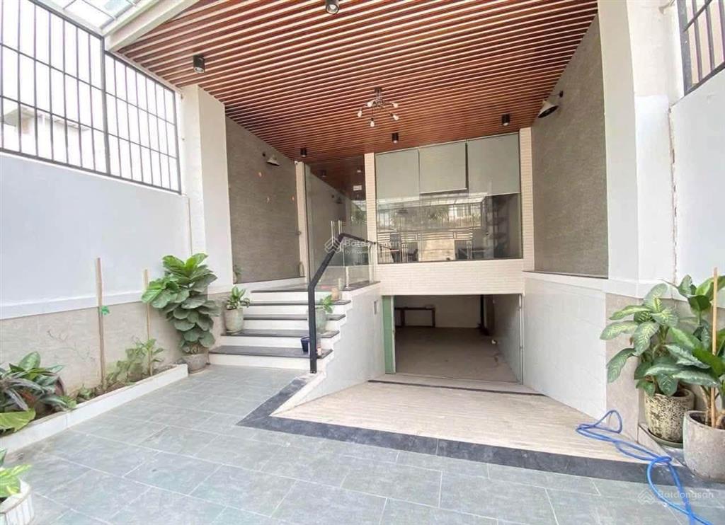 Toà nhà văn phòng trên ngã tư bình phước