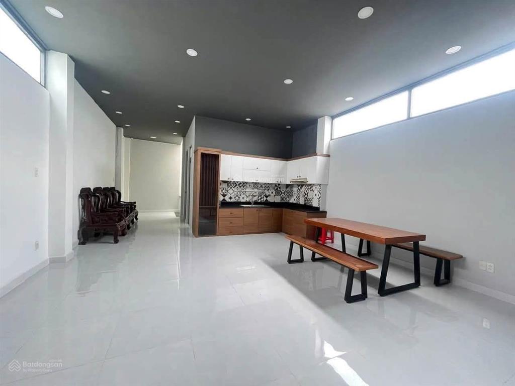 Toà nhà văn phòng trên ngã tư bình phước