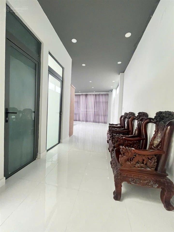 Toà nhà văn phòng trên ngã tư bình phước