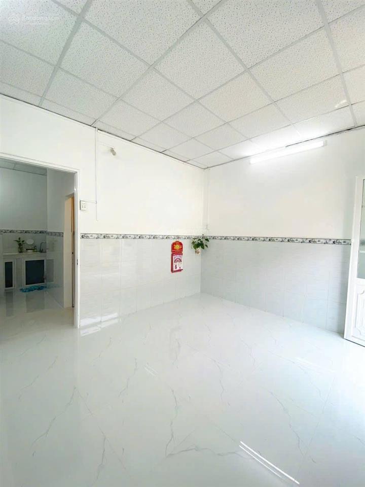 Tôi bán nhà 21 m2, 1 trệt, 1 lửng, xe hơi đậu trước nhà, tuyệt đẹp, quận 7. giá 650 triệu