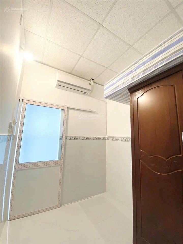 Tôi bán nhà 21 m2, 1 trệt, 1 lửng, xe hơi đậu trước nhà, tuyệt đẹp, quận 7. giá 650 triệu