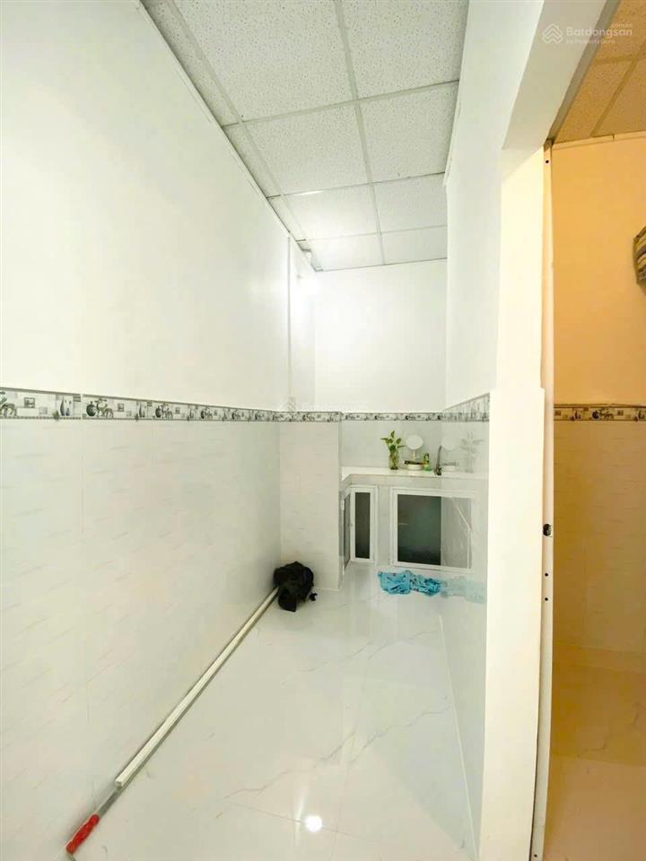Tôi bán nhà 21 m2, 1 trệt, 1 lửng, xe hơi đậu trước nhà, tuyệt đẹp, quận 7. giá 650 triệu