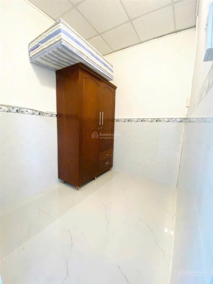 Tôi bán nhà 21 m2, 1 trệt, 1 lửng, xe hơi đậu trước nhà, tuyệt đẹp, quận 7. giá 650 triệu