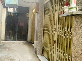 Tôi bán nhà 26 m2 sd, 1 trệt, 1 lầu, sát hẻm xe hơi, quận 7. giá 850 triệu