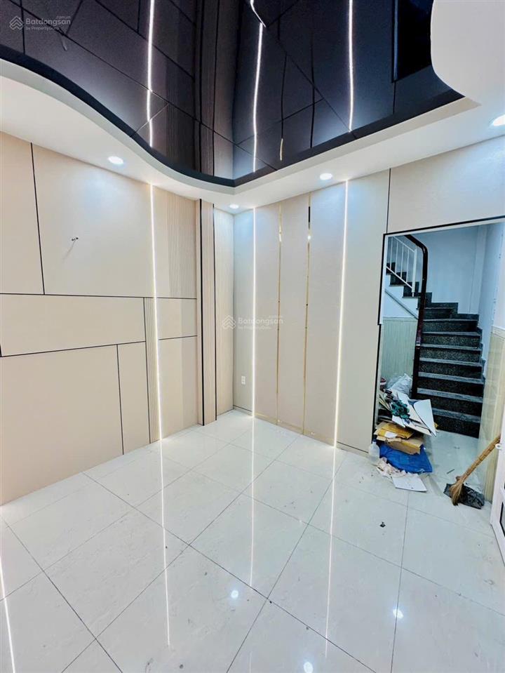 Tôi bán nhà 90 m2, 1 trệt.3 lầu đúc, sát hẽm ôtô, quận 4, giá  4,25 tỷ