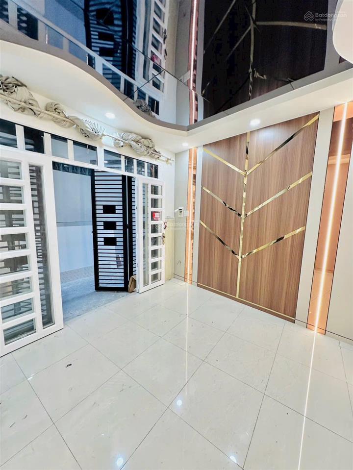 Tôi bán nhà 90 m2, 1 trệt.3 lầu đúc, sát hẽm ôtô, quận 4, giá  4,25 tỷ