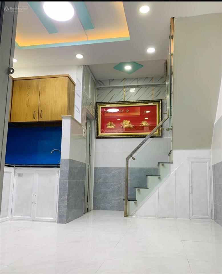Tôi bán nhà 52m2 sd 1 trệt, 2 lầu đúc, sát hẻm xe hơi, giấy tờ hợp lệ, tuyệt đẹp. giá 1,38 tỷ
