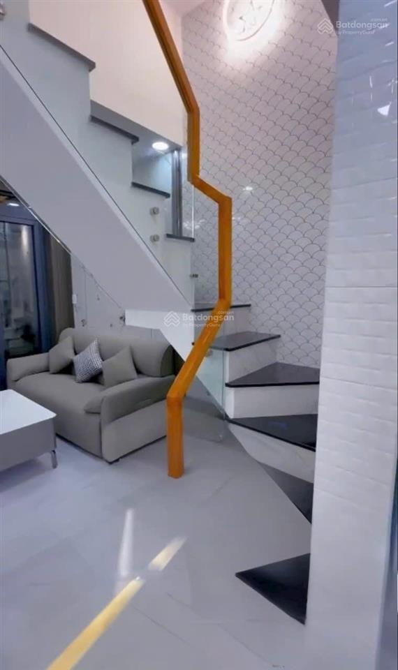 Tôi bán nhà 46m2 sd, 1 trệt. 1 lầu, 2 pn, 2 wc, tuyệt đẹp, sát hẻm xe hơi, quận 7, giá 1,8 tỷ