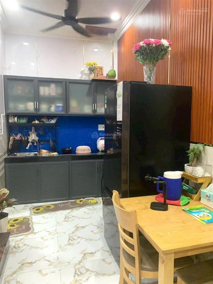 Tôi bán nhà 50 m2 sd, 1 trệt, 1 lầu, sổ hồng, sát hẻm ôtô, tuyệt đẹp, quận 7. giá 1,75 tỷ