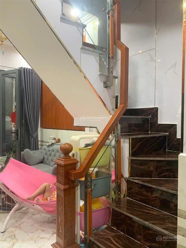 Tôi bán nhà 50 m2 sd, 1 trệt, 1 lầu, sổ hồng, sát hẻm ôtô, tuyệt đẹp, quận 7. giá 1,75 tỷ