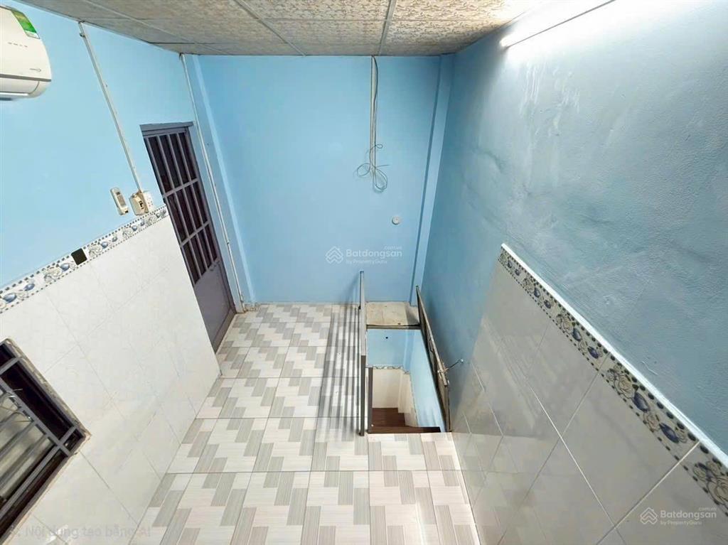 Tôi bán nhà 30 m2, 1 trệt, 2 lầu đúc, quận 7. giá  890 triệu