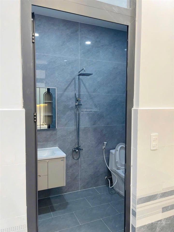 Tôi bán nhà sd 80 m2, 1 trệt, 1 lầu, sổ hồng, sát hẻm xe hơi, quận 7. giá 2,79 tỷ