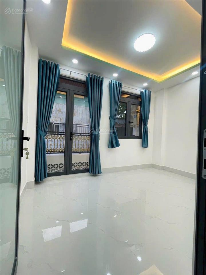 Tôi bán nhà sd 80 m2, 1 trệt, 1 lầu, sổ hồng, sát hẻm xe hơi, quận 7. giá 2,79 tỷ