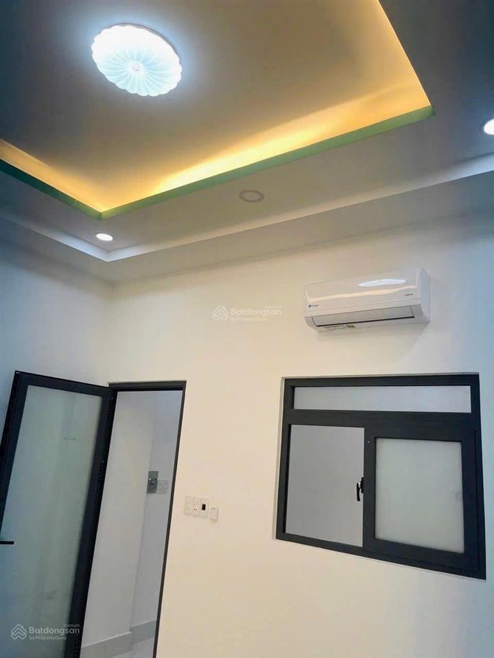 Tôi bán nhà sd 80 m2, 1 trệt, 1 lầu, sổ hồng, sát hẻm xe hơi, quận 7. giá 2,79 tỷ