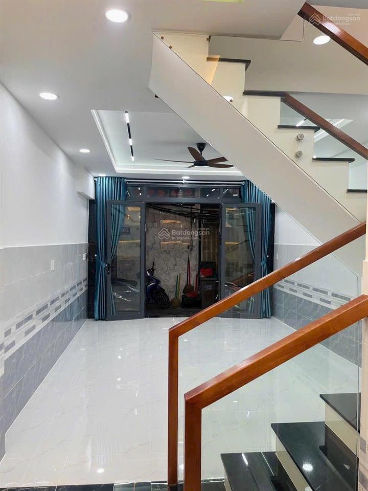 Tôi bán nhà sd 80 m2, 1 trệt, 1 lầu, sổ hồng, sát hẻm xe hơi, quận 7. giá 2,79 tỷ