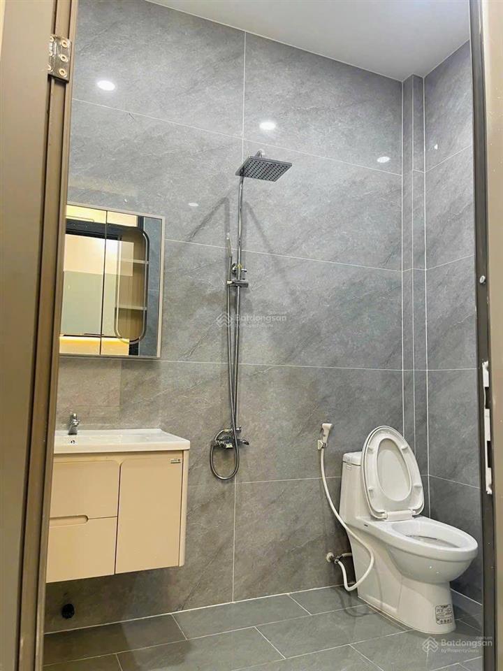 Tôi bán nhà sd 80 m2, 1 trệt, 1 lầu, sổ hồng, sát hẻm xe hơi, quận 7. giá 2,79 tỷ