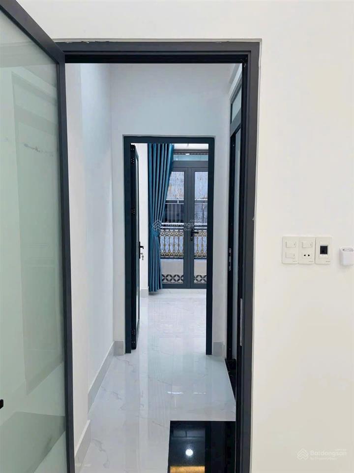 Tôi bán nhà sd 80 m2, 1 trệt, 1 lầu, sổ hồng, sát hẻm xe hơi, quận 7. giá 2,79 tỷ