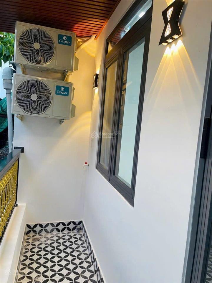 Tôi bán nhà sd 80 m2, 1 trệt, 1 lầu, sổ hồng, sát hẻm xe hơi, quận 7. giá 2,79 tỷ