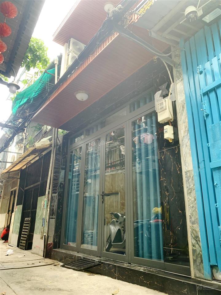 Tôi bán nhà sd 80 m2, 1 trệt, 1 lầu, sổ hồng, sát hẻm xe hơi, quận 7. giá 2,79 tỷ