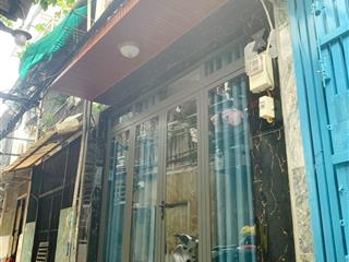 Tôi bán nhà sd 80 m2, 1 trệt, 1 lầu, sổ hồng, sát hẻm xe hơi, quận 7. giá 2,79 tỷ