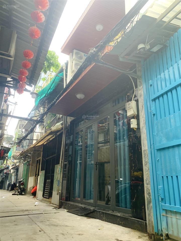 Tôi bán nhà sd 80 m2, 1 trệt, 1 lầu, sổ hồng, sát hẻm xe hơi, quận 7. giá 2,79 tỷ