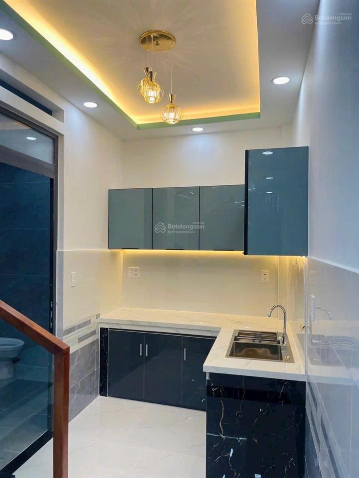 Tôi bán nhà sd 80 m2, 1 trệt, 1 lầu, sổ hồng, sát hẻm xe hơi, quận 7. giá 2,79 tỷ