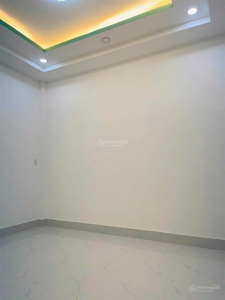 Tôi bán nhà sd 80 m2, 1 trệt, 1 lầu, sổ hồng, sát hẻm xe hơi, quận 7. giá 2,79 tỷ