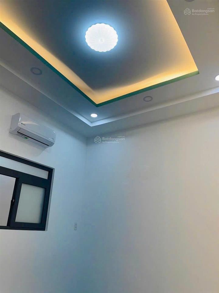 Tôi bán nhà sd 80 m2, 1 trệt, 1 lầu, sổ hồng, sát hẻm xe hơi, quận 7. giá 2,79 tỷ