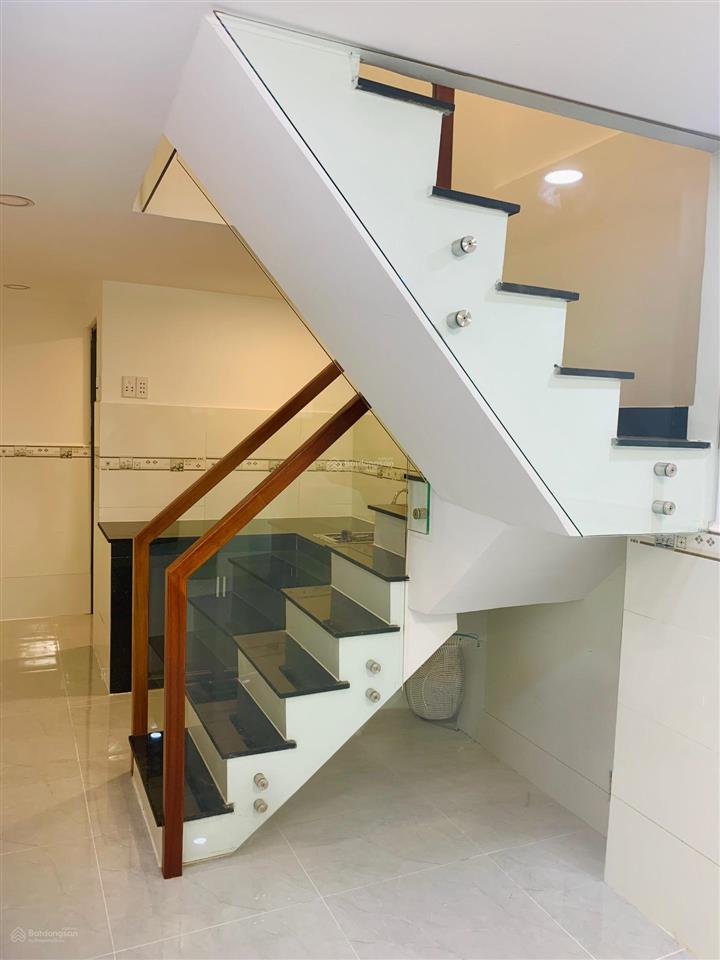 Tôi bán nhà 54 m2 sd, 1 trệt, 1 lầu, tuyệt đẹp, quận 7. giá 1,38 tỷ